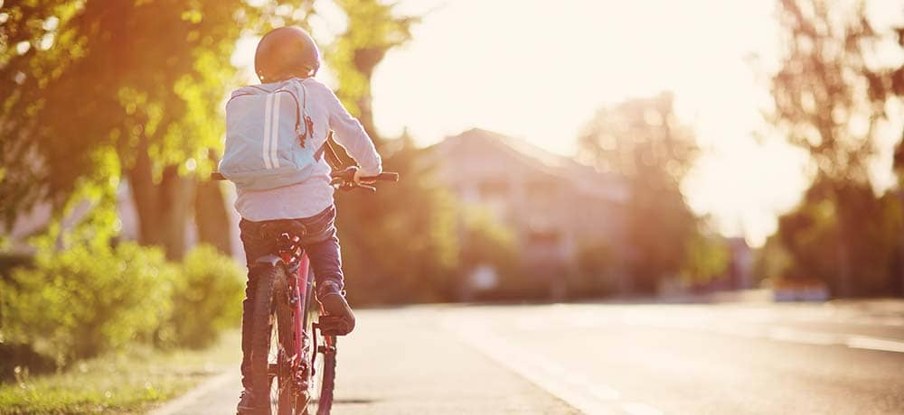 子どもが自転車に乗っている写真