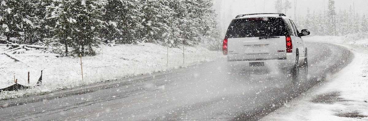 大雪でスリップ事故を起こした