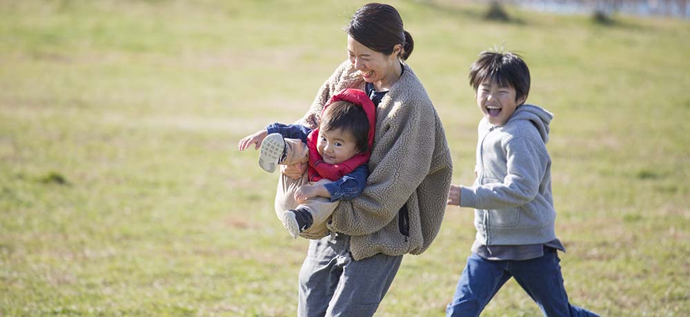 公園で遊ぶ親子の写真